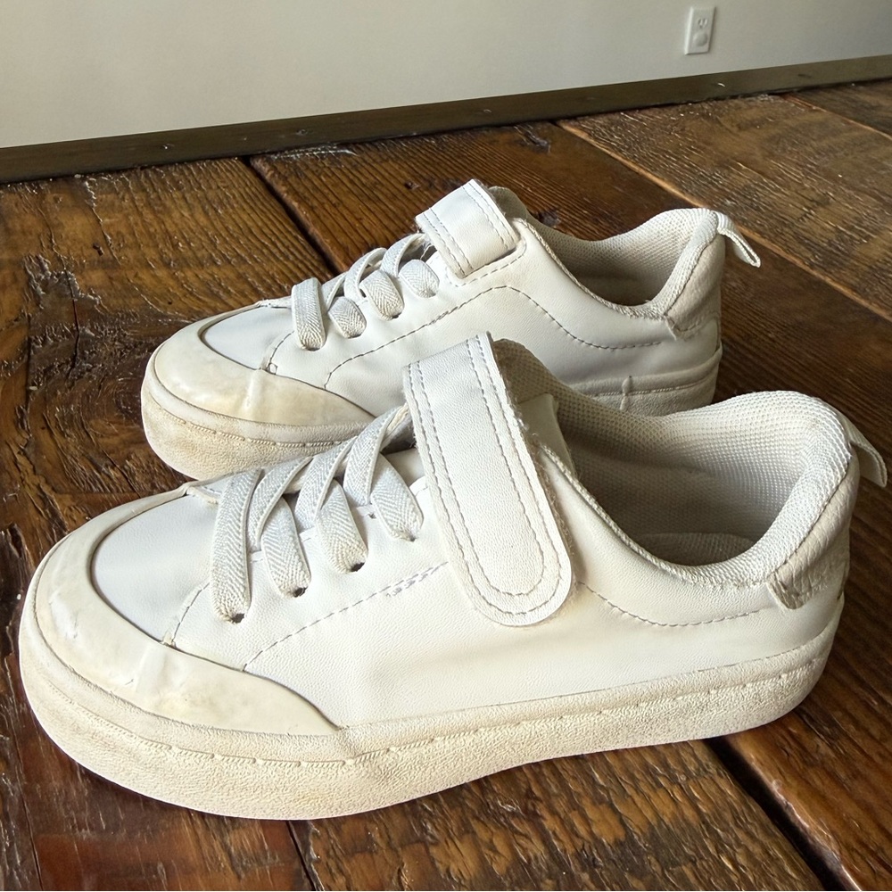 HM kids white casual sneaker. Size 9C.